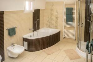 A bathroom at MeLuIs