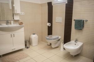 A bathroom at MeLuIs