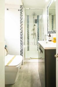 een witte badkamer met toilet en douche bij Les Moraes By Silastur in Cudillero