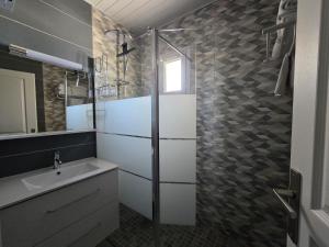 łazienka z umywalką i prysznicem w obiekcie Relais des îles Saint Marcouf w mieście Saint-Marcouf
