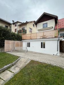 Budova, kde se prázdninový dům nachází