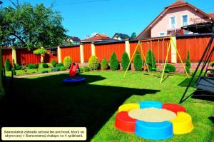 une cour avec quatre frisbees colorés sur l'herbe dans l'établissement Chalupa Riviéra a Apartmány Riviéra - Liptov Bešeňová, à Ružomberok 62 autres photos
