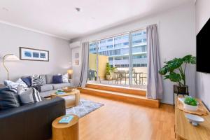 Una televisión o centro de entretenimiento en Manly Central Loft a Chic Studio Apartment in the Heart of Manly