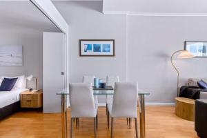 Una cama o camas en una habitación de Manly Central Loft a Chic Studio Apartment in the Heart of Manly