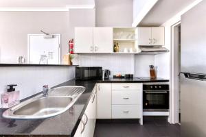 Una cocina o cocineta en Manly Central Loft a Chic Studio Apartment in the Heart of Manly