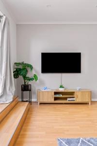 Una televisión o centro de entretenimiento en Manly Central Loft a Chic Studio Apartment in the Heart of Manly 29 fotos más