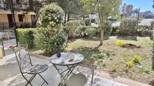 a table and two chairs and a table with a drink at Casa Mayla in Manfredonia