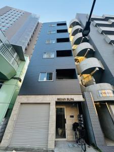 ein modernes Gebäude mit einem Fahrrad davor geparkt in der Unterkunft LOFT-Hatsudai hostel初台SY0362 in Tokio