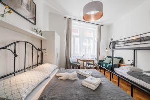 Postel nebo postele na pokoji v ubytování Bright downtown studio