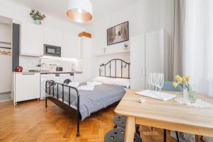 Kuchyň nebo kuchyňský kout v ubytování Bright downtown studio
