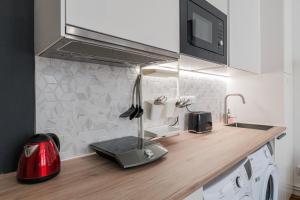 Kuchyň nebo kuchyňský kout v ubytování Bright downtown studio