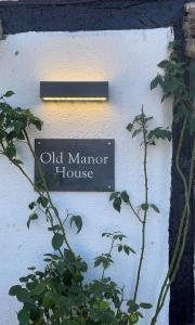 a sign that reads old manor house on a wall at Old Manor House, an idyllic country house in Shabbington