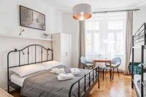 Postel nebo postele na pokoji v ubytování Bright downtown studio