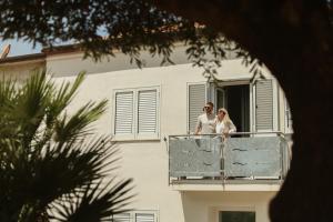 圣塔马里亚迪卡斯特DomusEli的站在阳台上的新娘和新郎