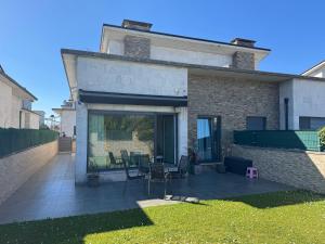 PolancoChalet los Jardines的一个带桌椅的庭院