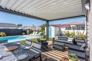 Bazén v ubytování Maison Salorge - piscine privée nebo v jeho okolí