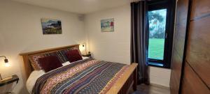 una camera da letto con un letto e una grande finestra di Little Red Barn a Wexford