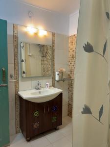 Ένα μπάνιο στο Arcelia Cottage, Cozy Villa in Nainital