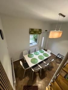 jadalnia ze stołem i krzesłami w obiekcie Pellegrini Apartman w mieście Balatonakali