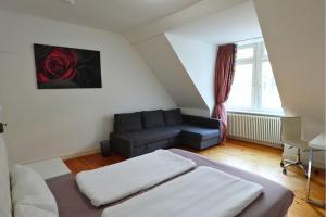 曼海姆Quadrate Hostel Mannheim Z5 Denkmalschutz的带床和沙发的客厅