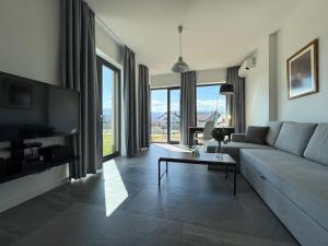 TV a/nebo společenská místnost v ubytování Apartament Krzysztofa Bochusa