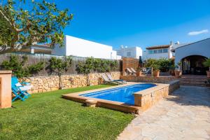 Bazén v ubytování Villa Dos Estels nebo v jeho okolí