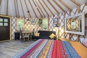 Zimmer mit einem Bett und einem Tisch in einer Jurte in der Unterkunft Secluded Glamping Yurt with Scenic Wilderness Views near Sears, Michigan in Sears