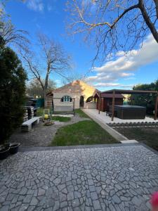 Vonkajšia záhrada v ubytovaní Pellegrini Apartman