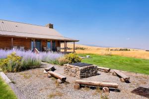 Un jardín fuera de Intimate Off-Grid Cabin with Fire Pit and Mountain Views in Montana