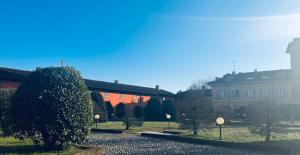 un grupo de edificios con árboles delante de ellos en Sofà appartamenti, en Pavia
