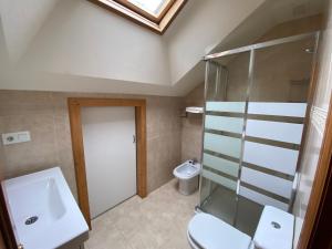 Un baño con inodoro, lavabo y ducha. en Vista Alegre, en Cabezón de la Sal