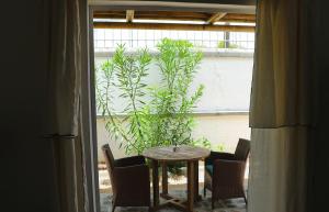 Una mesa y sillas en una habitación con ventana. en Louise by the Sea, en Grand Baie 12 fotos más