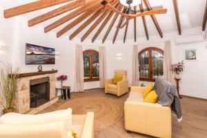 un salon avec un canapé et une cheminée dans l'établissement Casa Golondrina, à Moraira