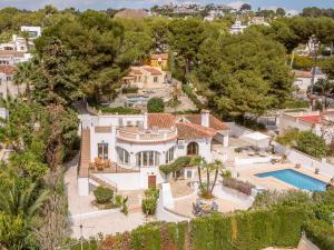 une vue aérienne d'une maison avec piscine dans l'établissement Casa Golondrina, à Moraira