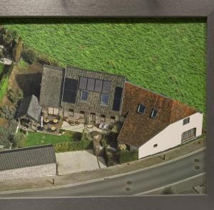 兹瓦尔姆Casa della Nonna的从空中俯瞰一栋带院子的房子。