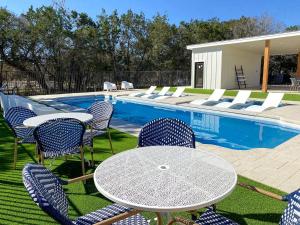 Bazén v ubytování Pet-Friendly Glamping Cabin, with River Access in Ingram, Texas nebo v jeho okolí