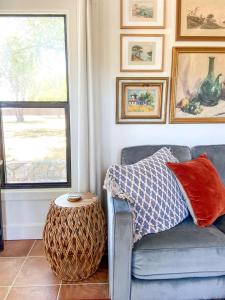 Posezení v ubytování Pet-Friendly Glamping Cabin, with River Access in Ingram, Texas