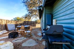 Fotografie z fotogalerie ubytování Pet-Friendly Glamping Cabin, with River Access in Ingram, Texas v destinaci Hunt