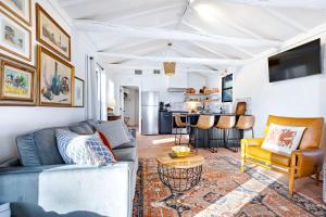 Posezení v ubytování Pet-Friendly Glamping Cabin, with River Access in Ingram, Texas