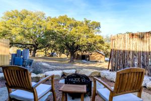Fotografie z fotogalerie ubytování Pet-Friendly Glamping Cabin, with River Access in Ingram, Texas v destinaci Hunt