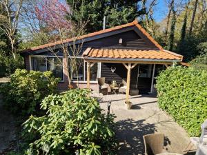 CentrumBenB Op de Vleet vrijstaande accommodatie的庭院中带凉亭的小房子