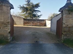 an alley with a fence and a tree in the background at Appartement climatisé avec parking privé gratuit in Doué-la-Fontaine +6 photos