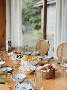 un tavolo in legno con un tavolo con cibo sopra di Chunqiu · Banshan Leisure Resort a Chongzhou