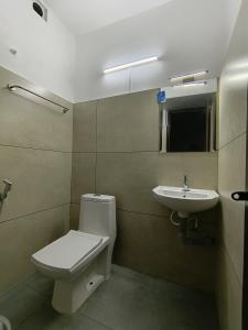 Koupelna v ubytování Wanderloft Cafe Stays LLP