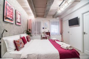 Un dormitorio con una gran cama blanca con almohadas. en MAGIC HOUSE BRASOV, en Brasov