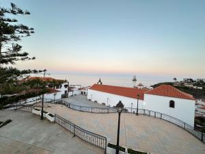 vista su un edificio bianco con l'oceano sullo sfondo di Mi Casita en Candelaria a Candelaria