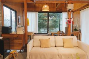 un soggiorno con un divano bianco e un tavolo di Chunqiu · Banshan Leisure Resort a Chongzhou