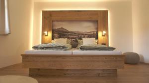 two beds in a room with a picture on the wall at Ferienwohnung Reitemann in Oy-Mittelberg