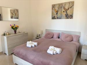 una camera da letto con un letto grande con asciugamani sopra di B&B IL TULIPANO a Como Altre 8 foto
