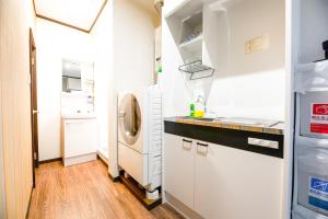 大阪市にあるLarge space FUNHOUSE-TO Big apt 9min-Namba 3min-Umeda USJのキッチン(白いキャビネット、洗濯機、乾燥機付)